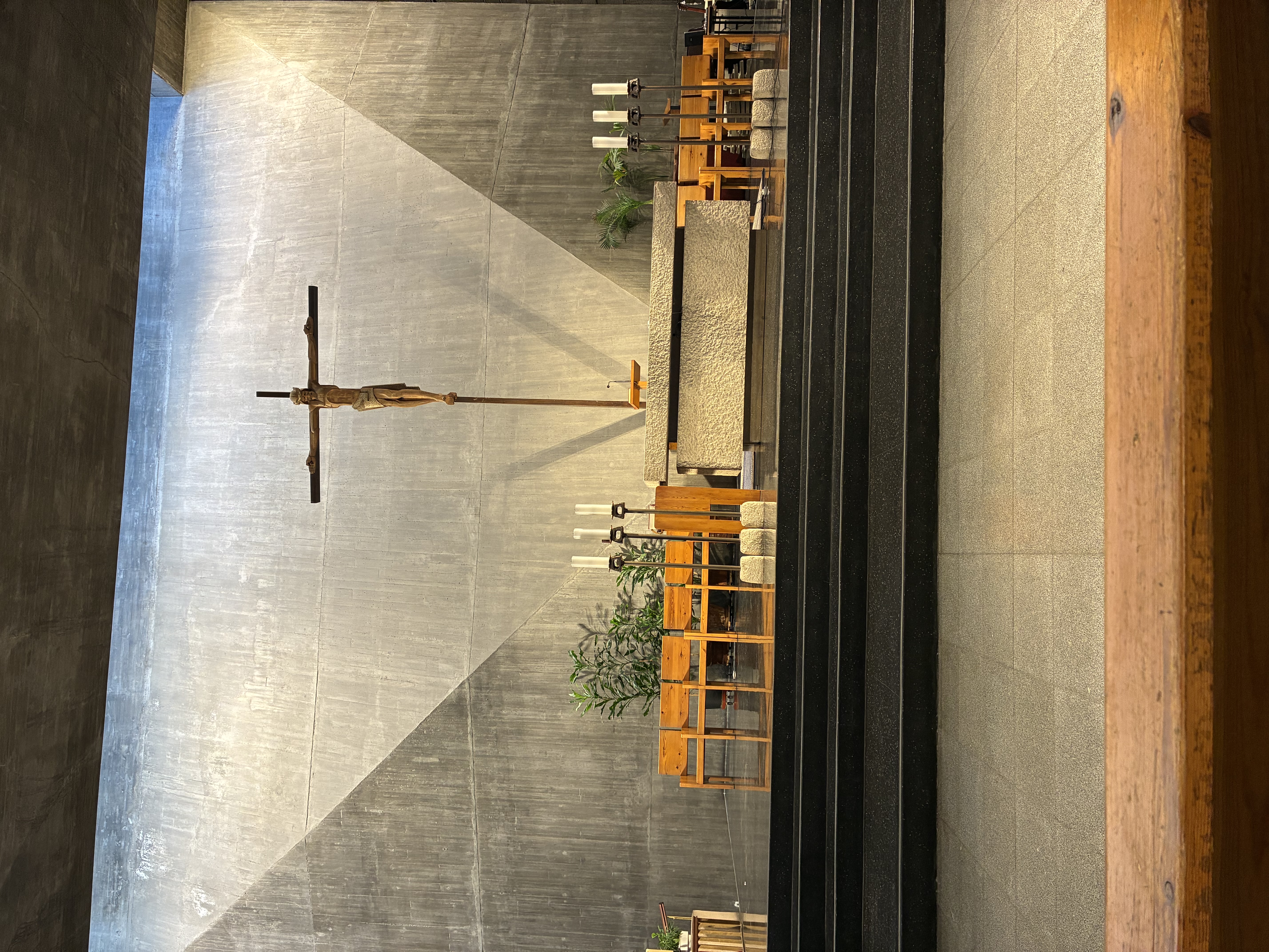  LA CASA DE TODOS: PARROQUIA  NUESTRA SEÑORA DEL ROSARIO DE FILIPINAS Modelo de brutalismo y de acogida a las personas sin hogar